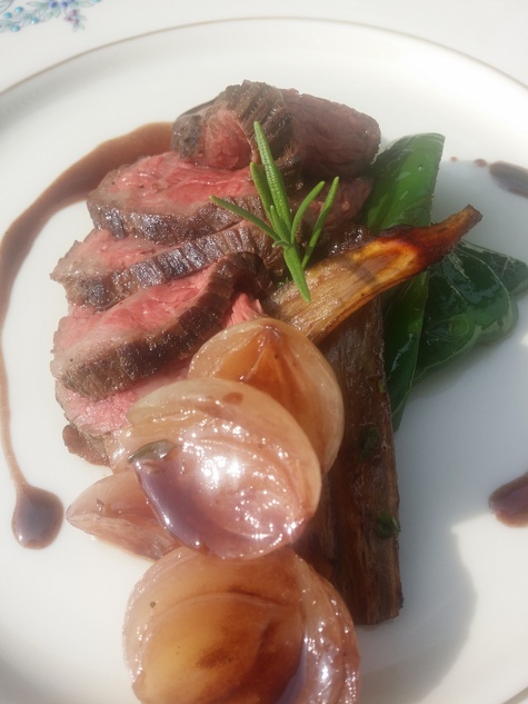 ローストビーフの小玉ねぎと赤ワインのソース